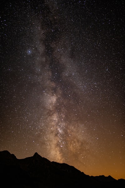 夜晚的山和星星的轮廓